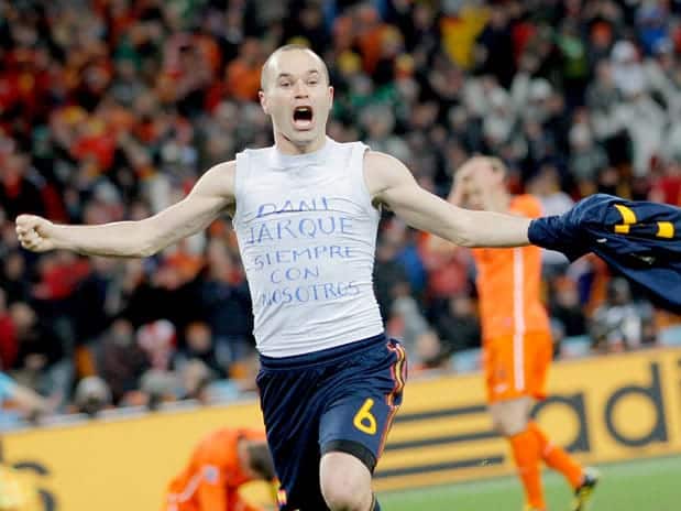 Sudáfrica 2010 Iniesta pone la estrella en el pecho de España