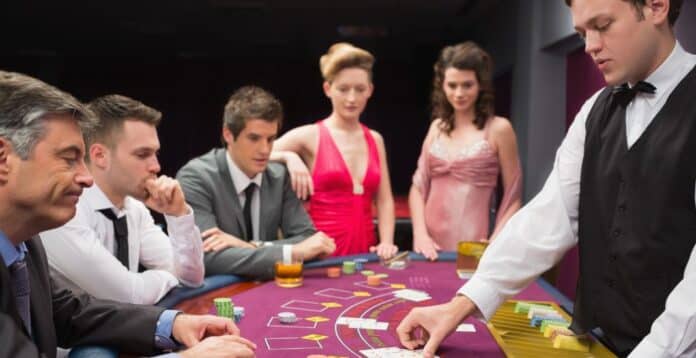 Funciones del dealer en blackjack
